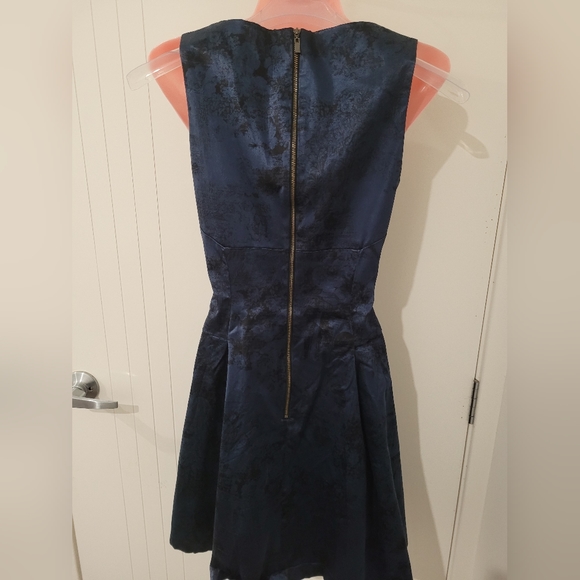 Cue dress - Picture 6 of 6